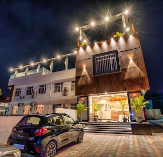 Hotel The Parmatma / Similar 